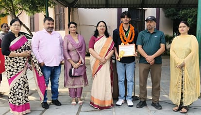 प्रतियोगिता जीतने के बाद स्कूल में छात्र का स्वागत करते स्टाफ सदस्य। संस्थान