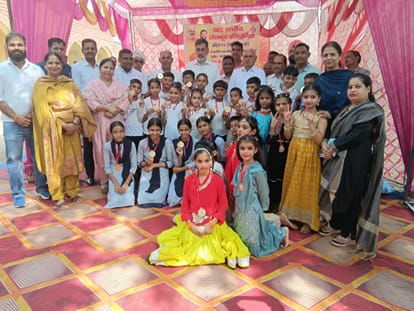 प्रतियोगिता के विजेता प्रतिभागियों के साथ मुख्य अतिथि व स्टाफ। स्कूल