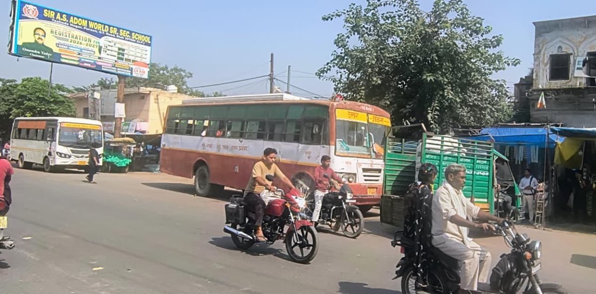 Etah News: मिलते-जुलते रंग के वाहन यात्रियों को कर रहे भ्रमित