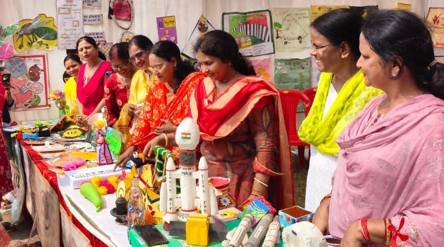Raebareli News: स्टालों पर सजे समूहों के उत्पाद