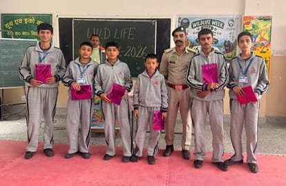 राजकीय वरिष्ठ माध्यमिक पाठशाला खुन्नी में आयोजित प्रतियोगिता की विजेताओं को सम्मानित करते वन वि