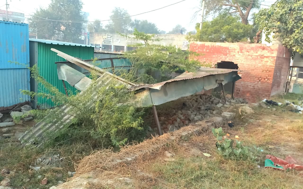 रोड़ी का बदहाल बस स्टैंड। 