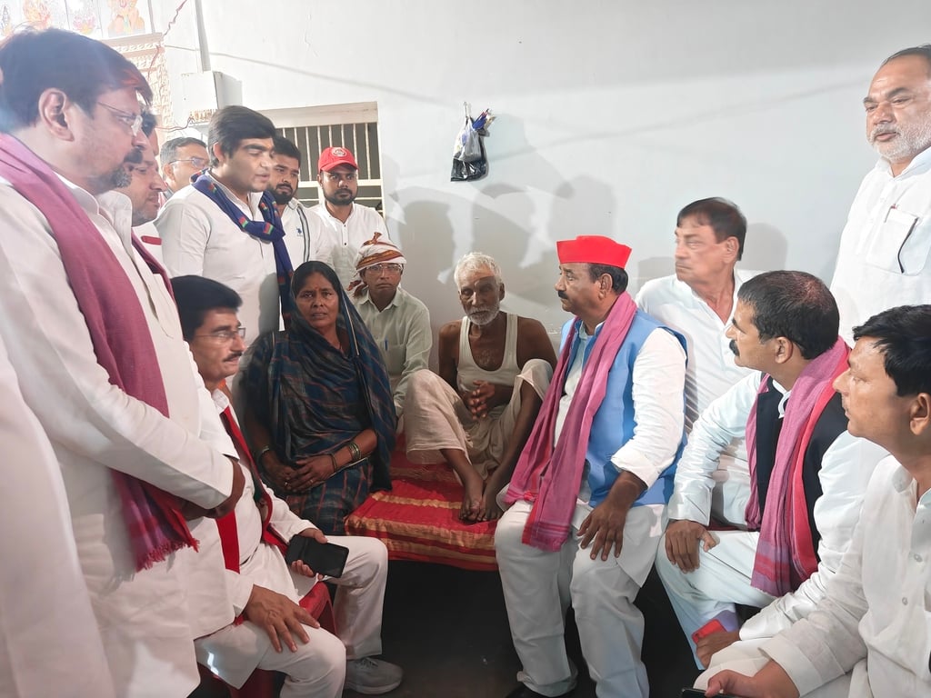 Deoria News: सभासद के परिवार से मिले सपा के प्रदेश अध्यक्ष