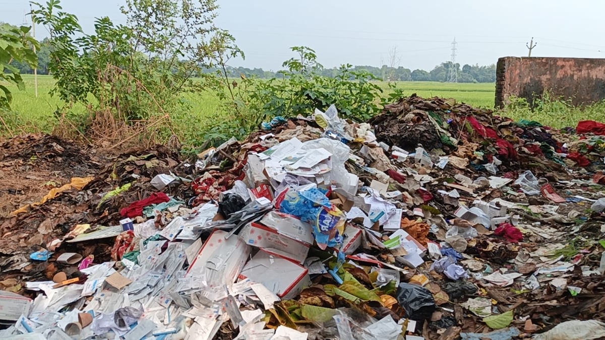 Azamgarh News: सेहत की जगह बीमारी बांट रहे ग्रामीण स्वास्थ्य केंद्र