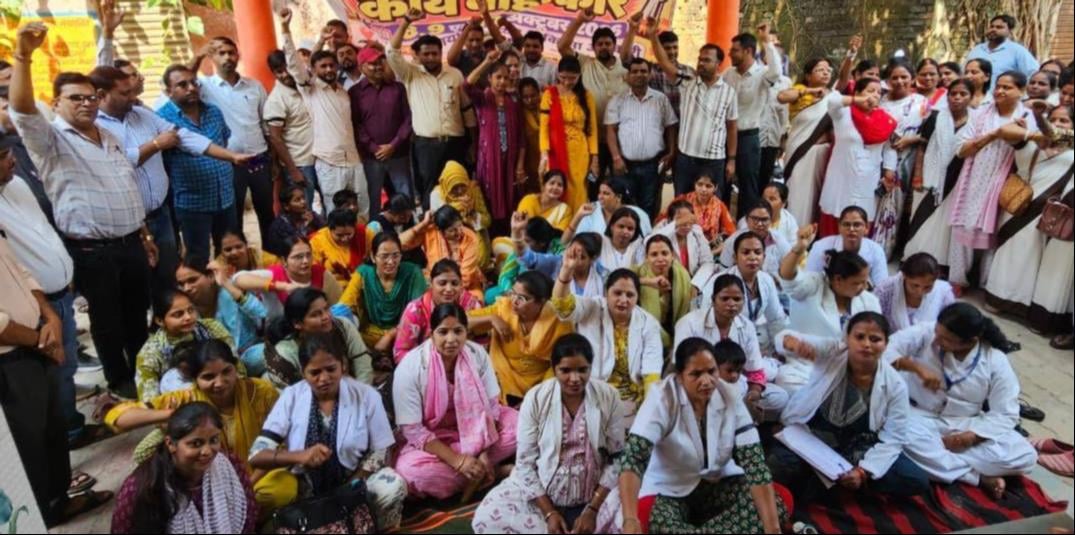 Gonda News: नियमितीकरण की मांग पर अड़े एनएचएम कर्मियों का प्रदर्शन