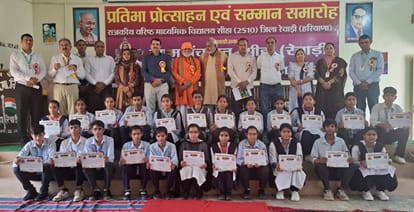 सीहा स्कूल में आयोजित प्रदर्शनी में विजेताओं को पुरस्कृत करते स्वामी नरोत्तम दास महाराज व अन्य 