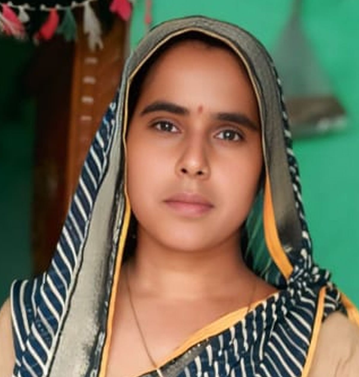 Budaun News: गांव सुजावली में चौखट पर फंदे से लटका मिला महिला का शव
