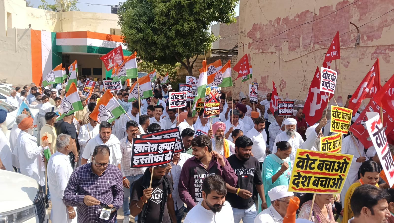 सिरसा में प्रदर्शन करते कांग्रेस कार्यकर्ता। 