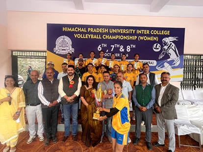 सरस्वती नगर में आयोजित इंटर कॉलेज महिला वॉलीबॉल चैंपियन में विजेता टीम को सम्मानित करते मुख्यात