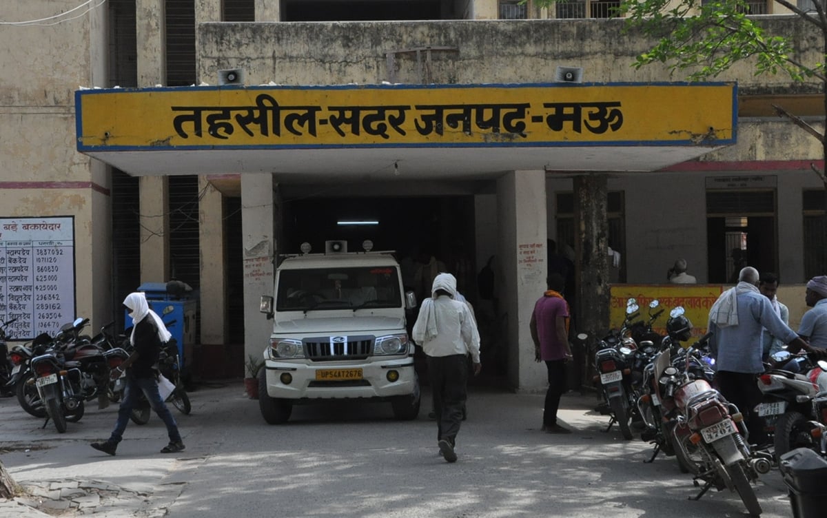 Mau News: चार तहसीलों में आय, जाति, निवास प्रमाणपत्र के आवेदन फंसे