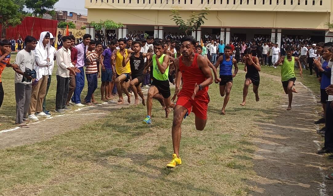सेवरही में 100 मीटर की दौड़ में प्रतिभाग करते खिलाड़ी।