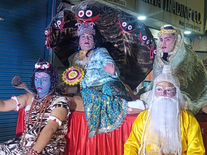 शोभायात्रा में विष्णु और शिव के स्वरूप। सभा
