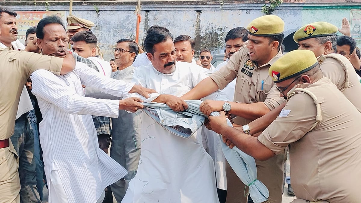 Shahjahanpur News: वोट बचाओ-देश बचाओ मार्च में कांग्रेस का प्रदर्शन, पुतले को लेकर पुलिस से खींचतान