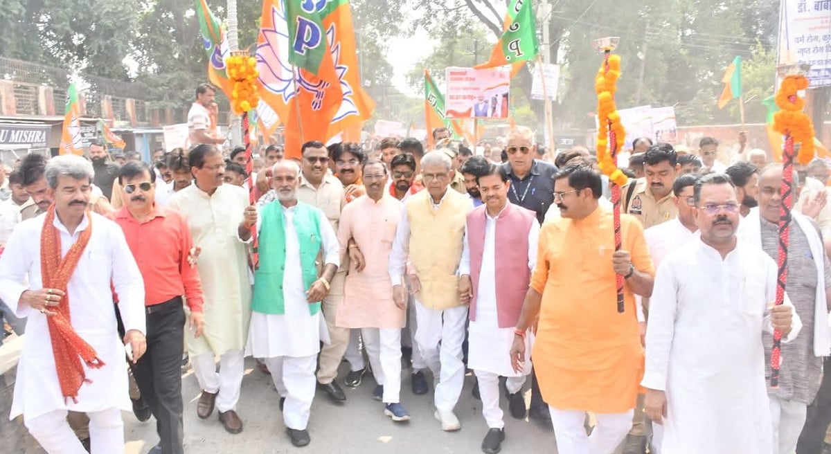 Budaun News: विकसित भारत की संकल्प पदयात्रा में उमड़े भाजपाई