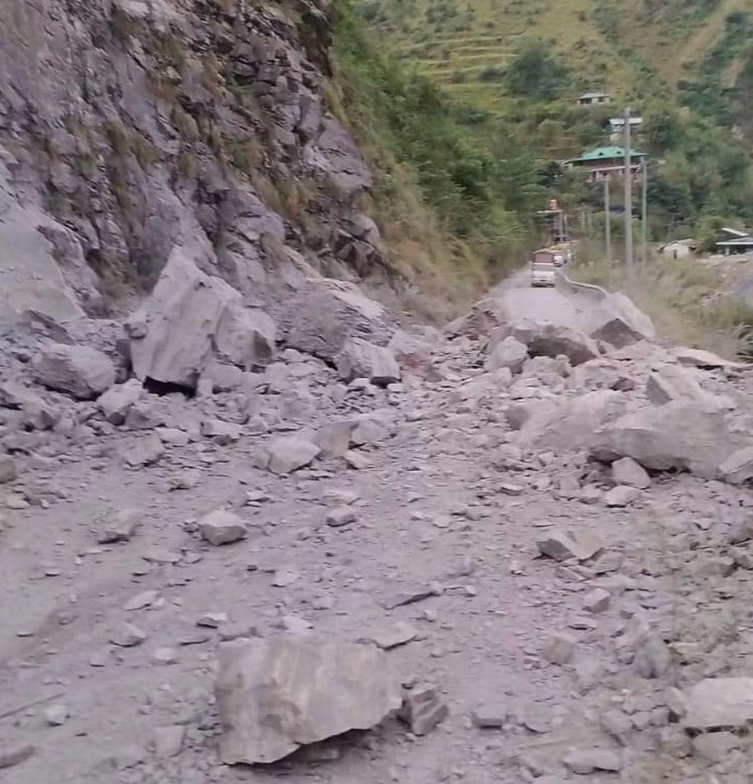 धामण मोड के पास हाईवे-305 पर पहाड़ी से गिरी चट्टान व मलबा। स्द्धोत पाठक