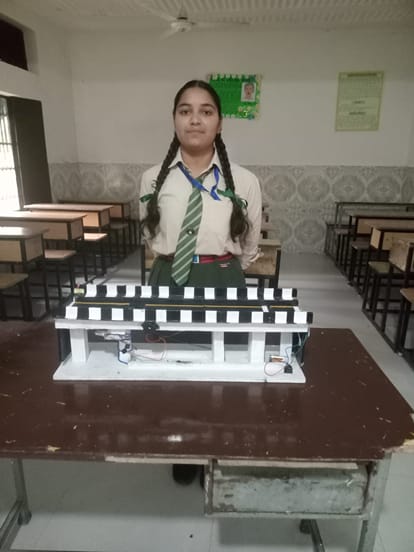 ऊहल स्कूल की भार्गवी ठाकुर अपने मॉडल के साथ । संवाद