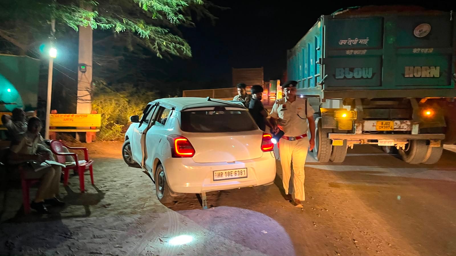 वाहनों की जांच करते हुए पुलिसकर्मी। 