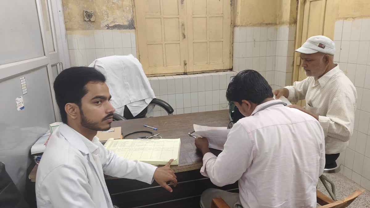 Basti News: डेढ़ घंटे बाद भी शुरू नहीं हुई मेडिसिन और ईएनटी ओपीडी