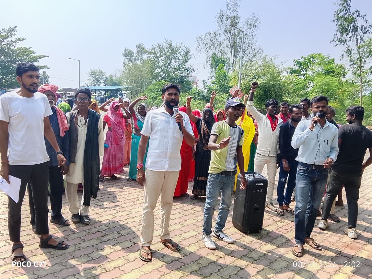Mahoba News: ट्रांसफार्मर बदलने की मांग पर ग्रामीणों का प्रदर्शन