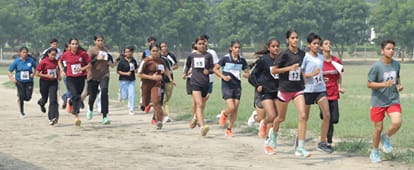 08जेएनडी11: सीआरएसयू में आयोजित रेड रन प्रतियोगिता में भाग लेते हुए छात्राएं। स्रोत: सीआरएसयू