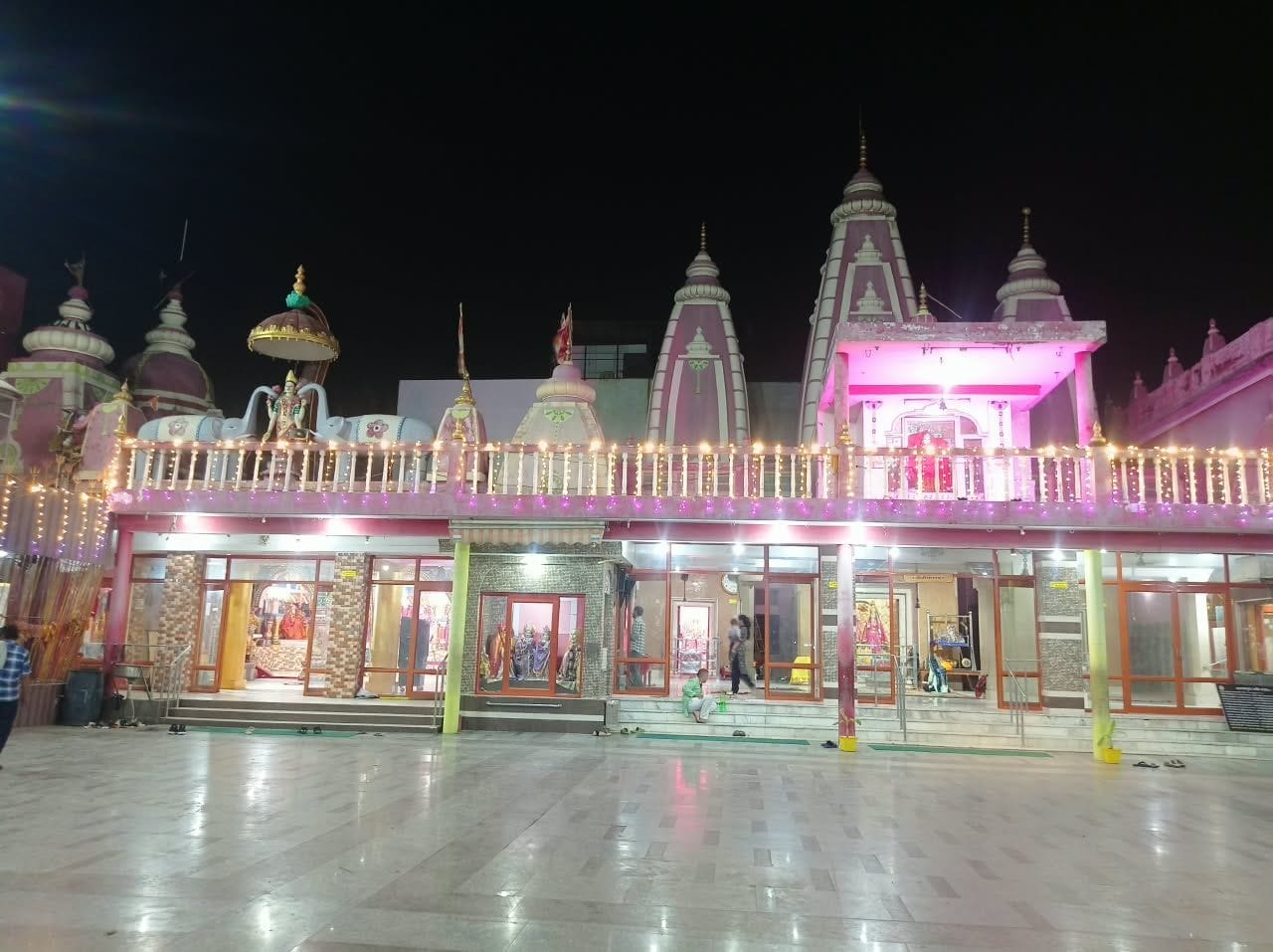 43-नवरात्रि पर लाइटों से सजा दुर्गा भवन मंदिर। संवाद
