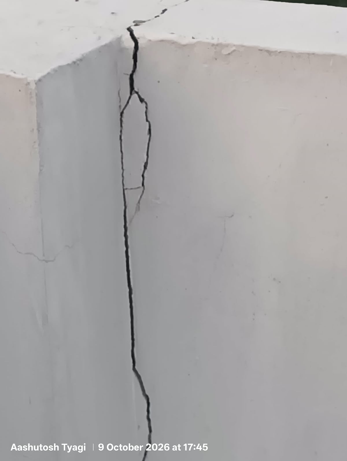 Meerut News: तेज बारिश के साथ तीन मकानों पर गिरी बिजली