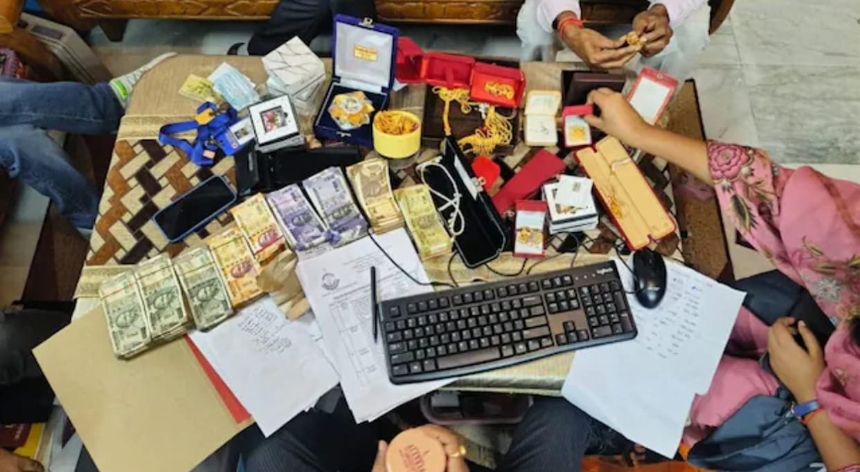 SVU raids the premises of Gopalganj ADM Rajeshwari Pandey in a disproportionate assets case