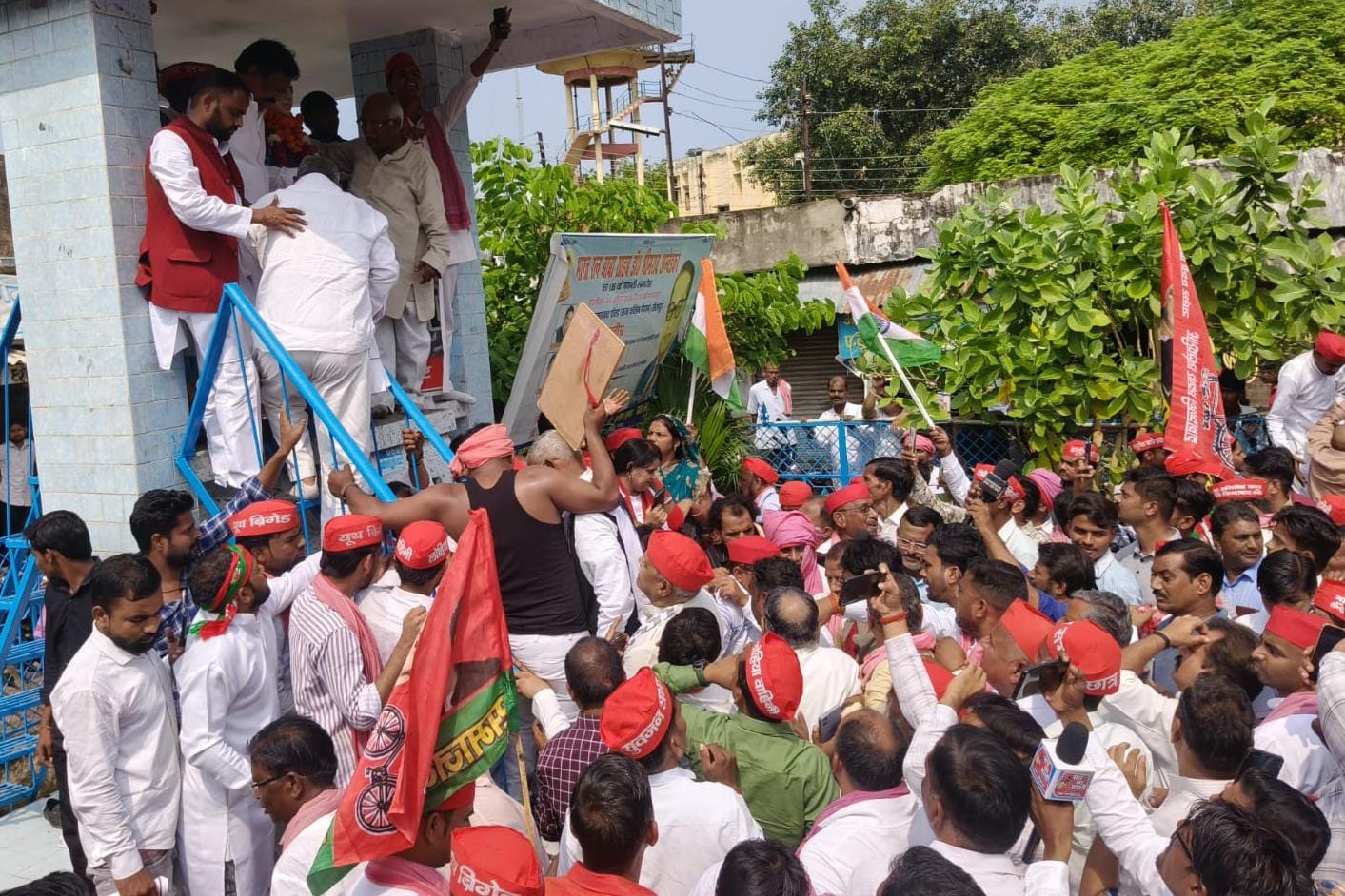 अंबेडकर पार्क में प्रदर्शन करते सपा पदाधिकारी। 