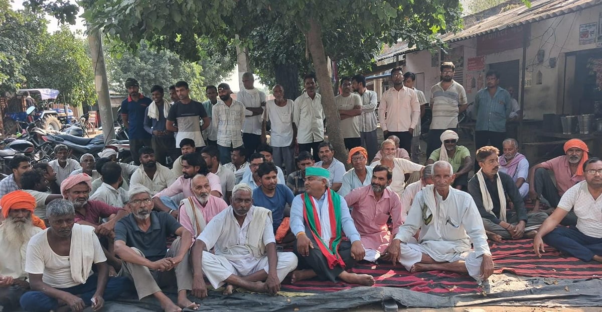 Agra News: सचिव की बर्खास्तगी की मांग पर धरने पर अड़े किसान, 8 गांवों में डीएपी संकट