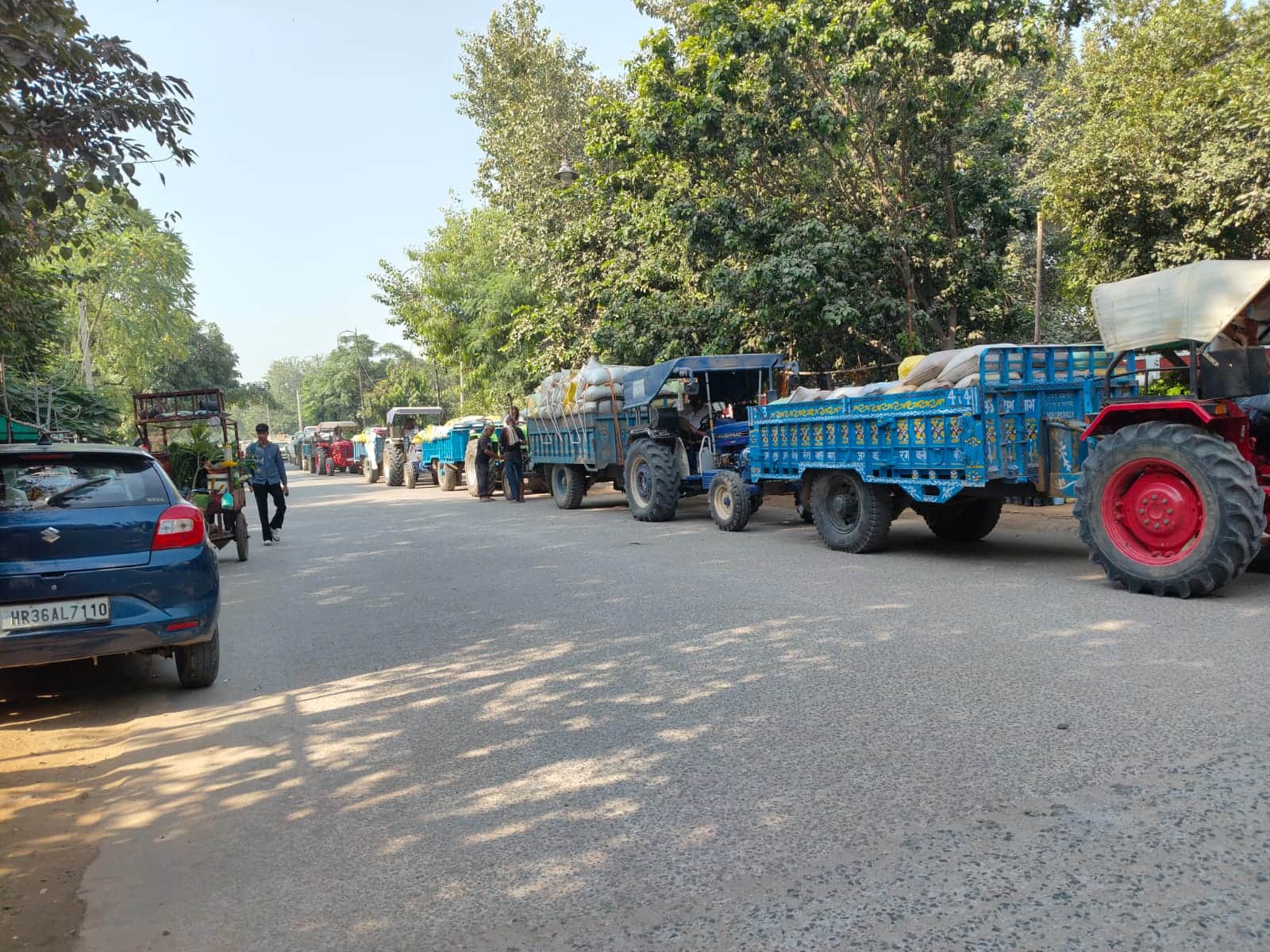 अनाज मंडी के बाहर ट्रैक्टरों की लगी कतार। संवाद