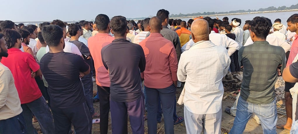 Deoria News: एक हादसा, चार मौतें... रात से दोपहर तक गूंजती रहीं चीखें
