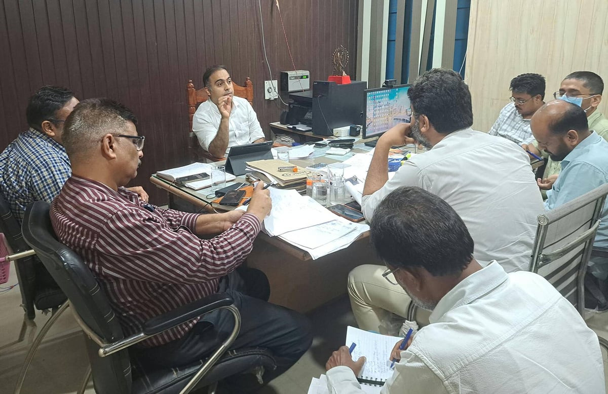 Unnao News: निर्बाध बिजली आपूर्ति में बाधक पेड़ की डालियों की कराएं छंटाई
