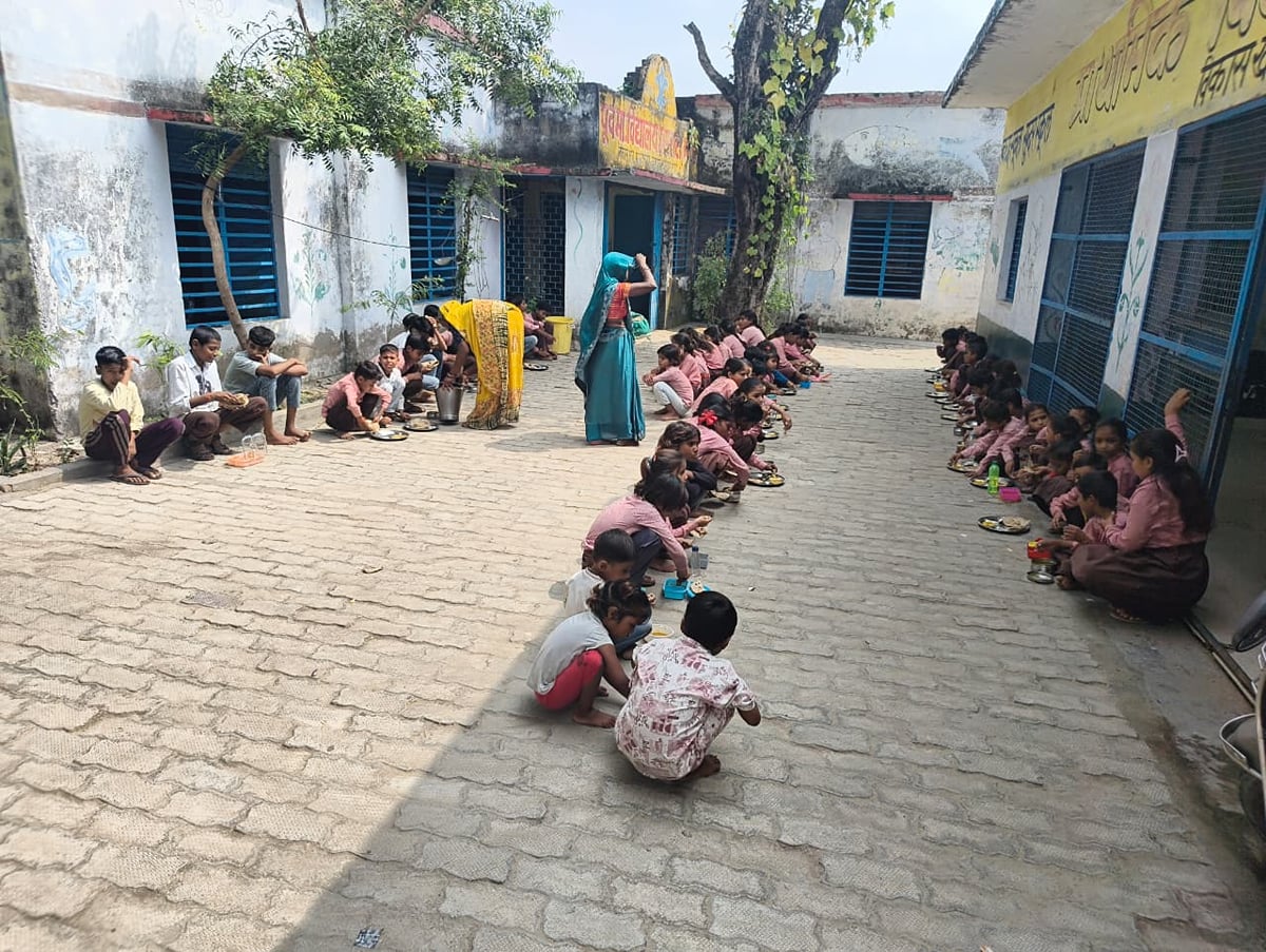 Auraiya News: कंपोजिट स्कूल में बनने लगा मिडडे मील