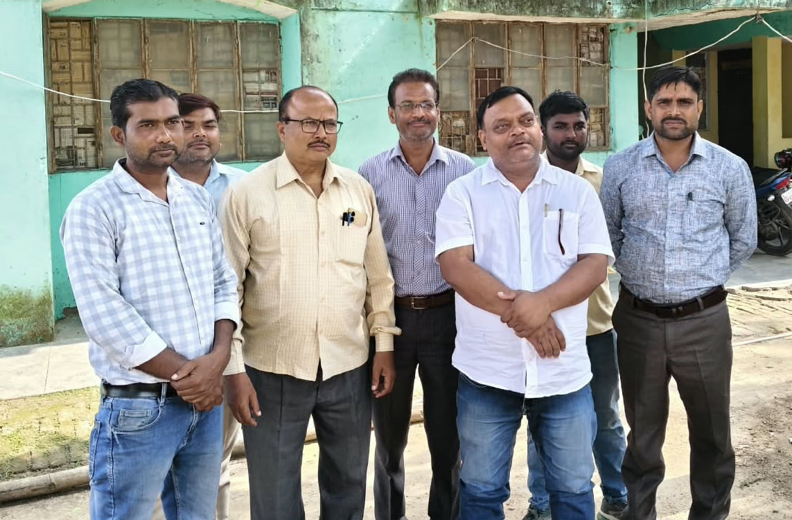 Budaun News: लेखपालों ने ऑनलाइन कार्यों का किया बहिष्कार, जाति, मूल निवास और आय प्रमाणपत्र बनना बंद