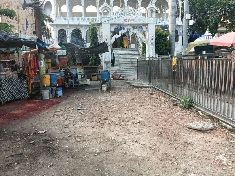 मांग : खाटू श्याम मंदिर के सामने बिखरे पत्थर, कार्यक्रम से पहले सुंदरीकरण पूरा हो