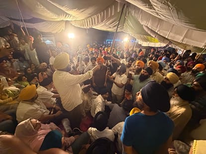 बारिश में पंजाबी भाषा को जम्मू-कश्मीर की आधिकारिक भाषाओं में शामिल करने की मांग को लेकर प्रदर्श