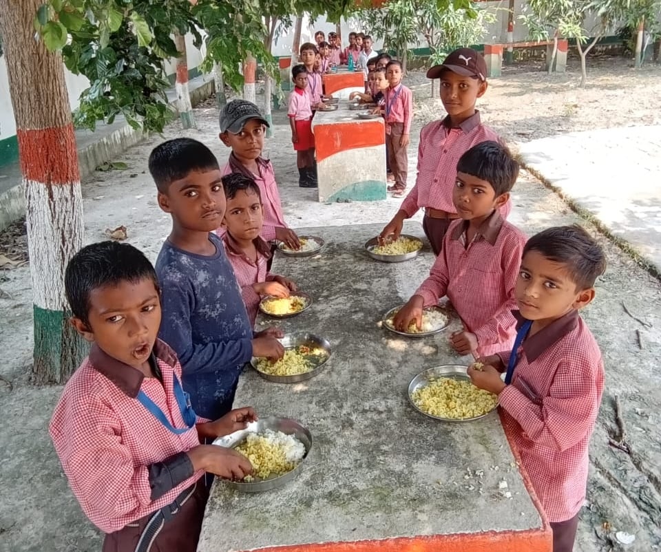 Azamgarh News: गर्म भोजन की व्यवस्था ‘ठंडी’, नौनिहालों को मिड डे मील से मिल रहा भोेजन