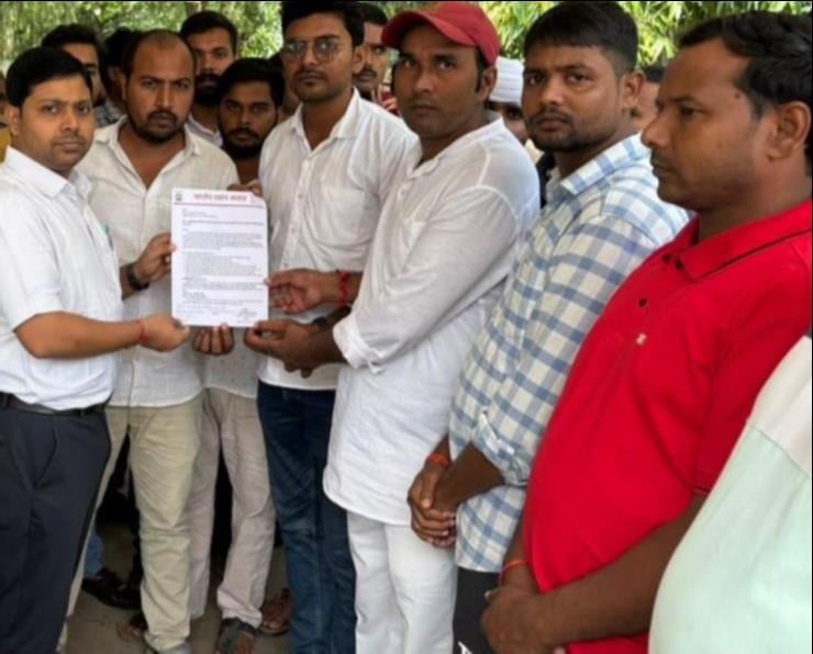 Ballia News: जर्जर सड़क की मरम्मत के लिए ग्रामीणों ने दिया धरना