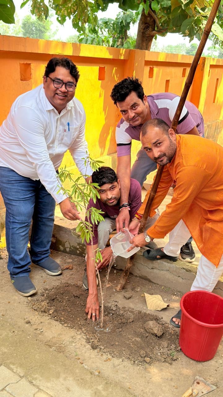 Meerut News: सीएचसी में पौधरोपण, मोहित रस्तोगी ने दिया पर्यावरण संदेश