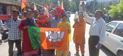 चंबा में रैली निकाल गोबर और  दूध की बातलों के साथ प्रदर्शन करते प्रदेश कार्य समिति सदस्य जय सिं