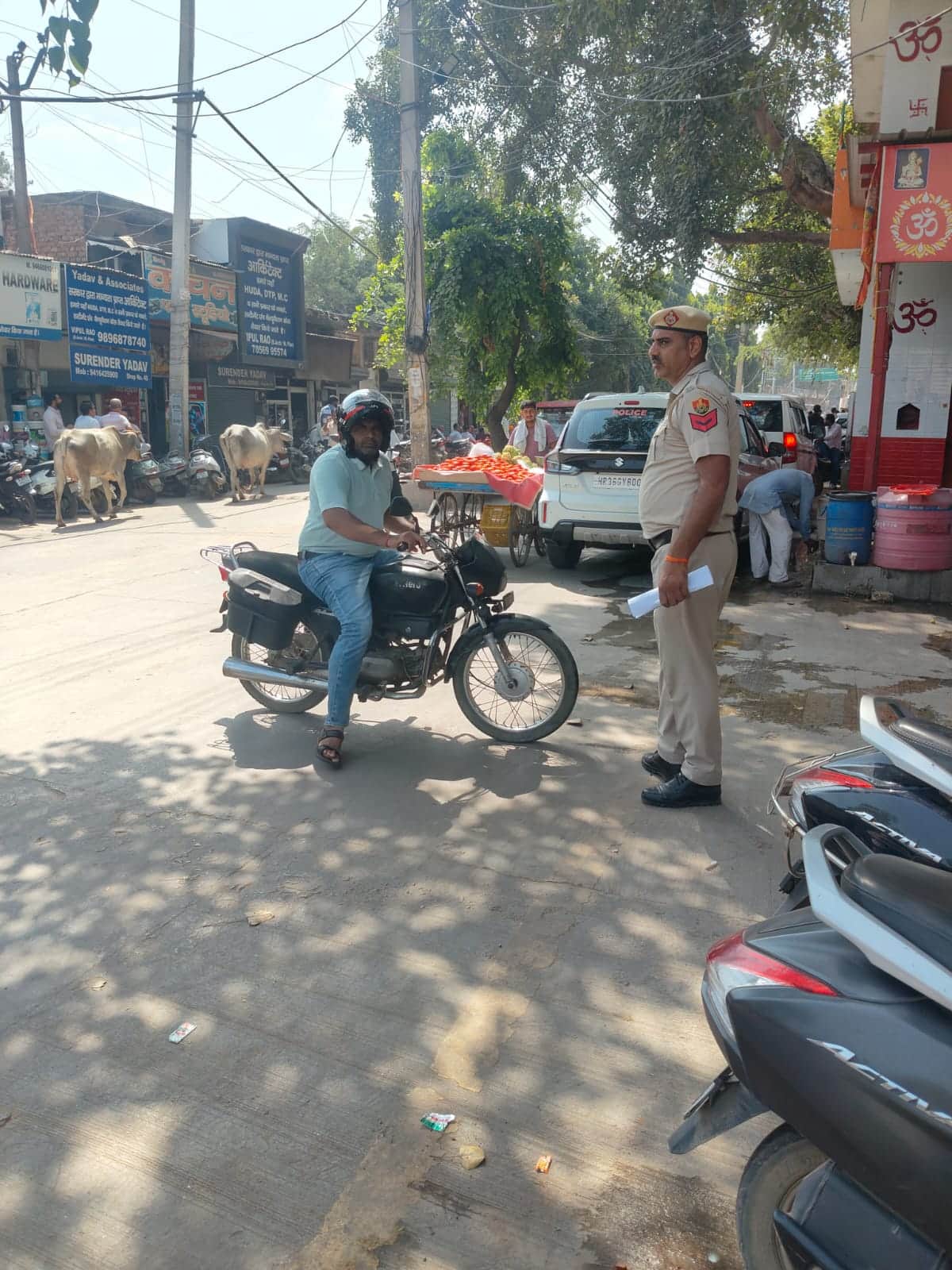 चुनाव को लेकर जानकारी देते पुलिसकर्मी। संवाद