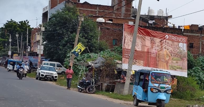 Bhadohi News: होर्डिंग लगवाने का रेट तय, टैक्स देने का कोई रेट नहीं