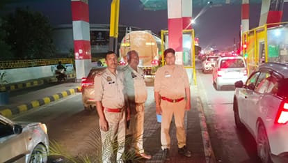 छिजारसी टोल पर वाहनों की जांच के लिए तैनात हुए पुलिसकर्मी। संवाद