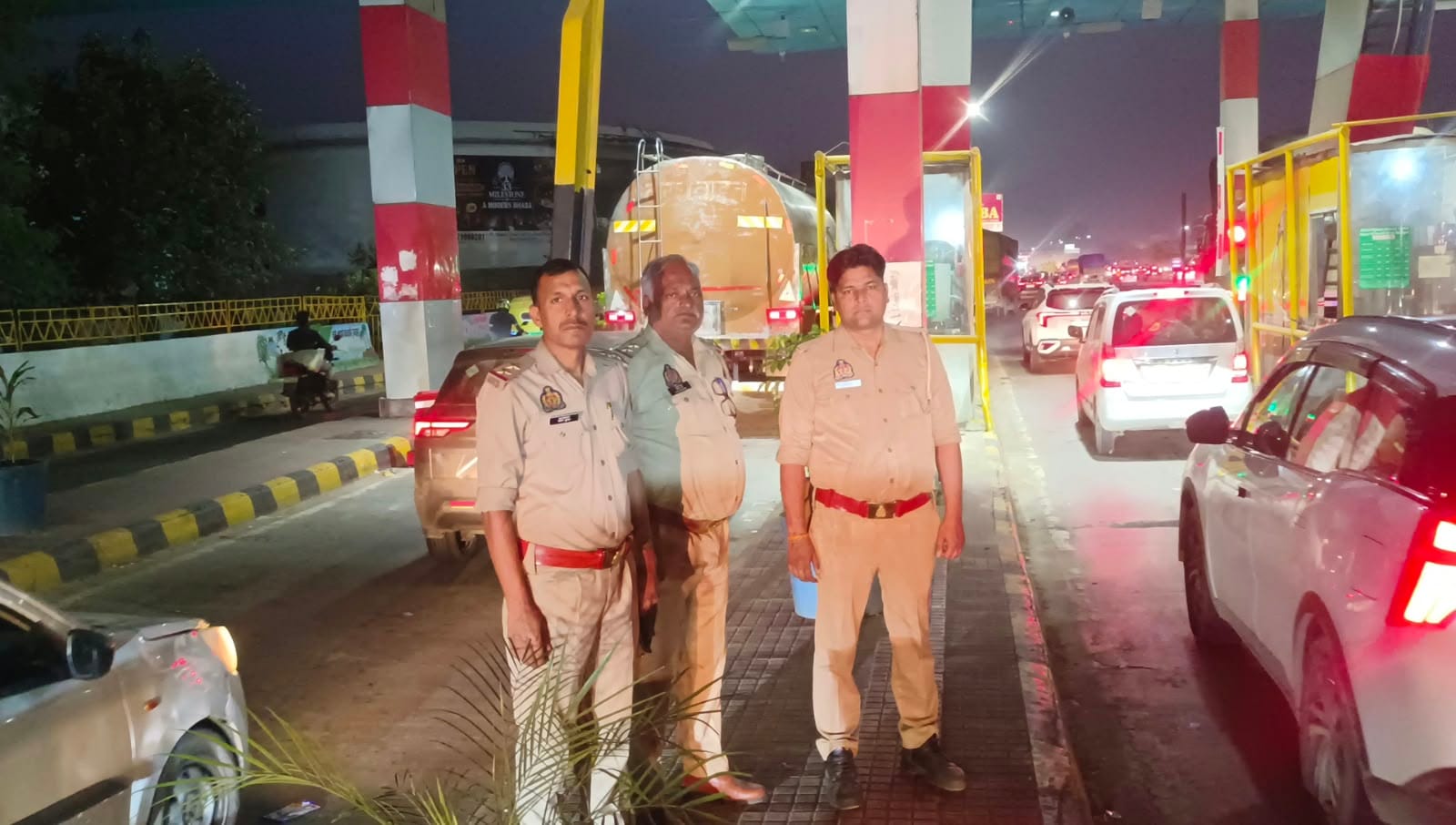 छिजारसी टोल पर वाहनों की जांच के लिए तैनात हुए पुलिसकर्मी। संवाद