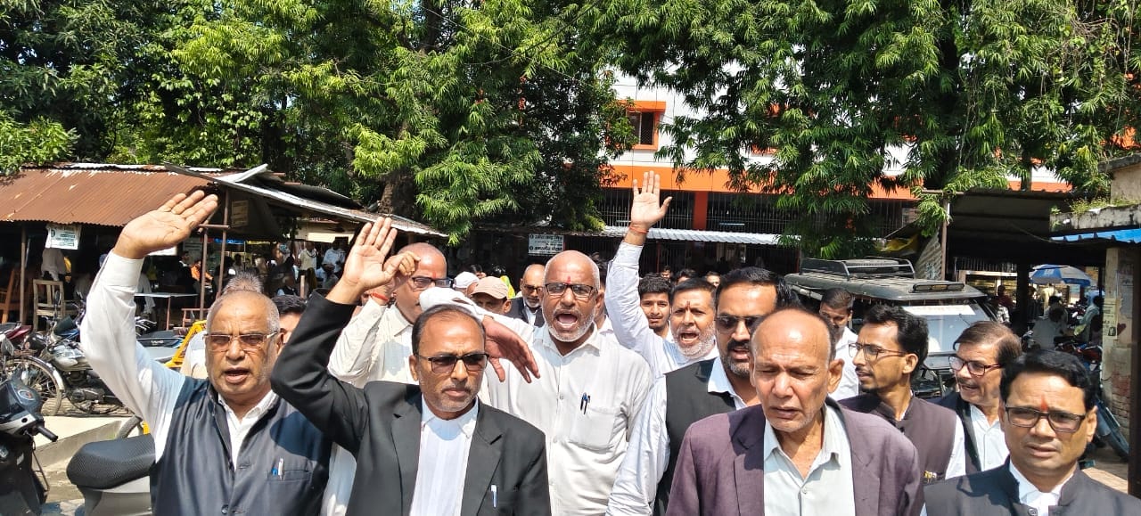 डीएम कार्यालय के सामने धरना प्रदर्शन करते जिला कलेक्ट्रेट बार एसोसिएशन के अधिवक्ता।