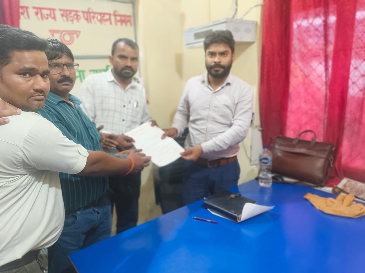 Shahjahanpur News: चालक-परिचालक की सेवाएं समाप्त होने पर यूनियन के पदाधिकारियों ने दिया ज्ञापन