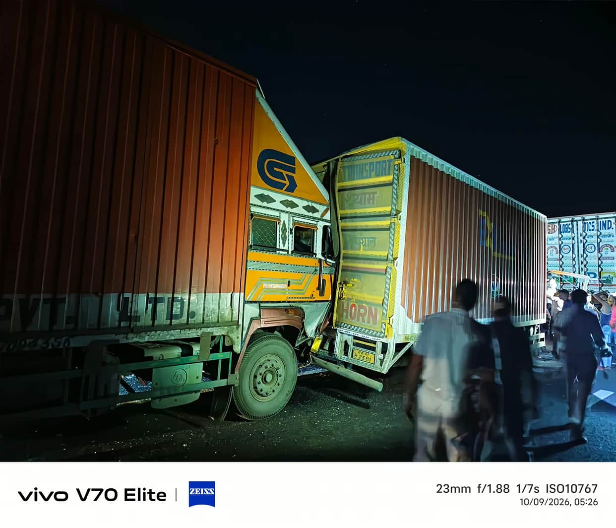 A truck remained parked on the expressway for two days, colliding with several vehicles one after the other.