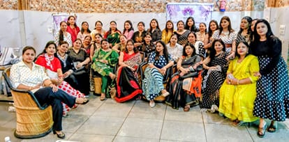 एलिट क्लब के स्थापना दिवस समारोह में उपस्थित पदाधिकारी व सदस्य। (मवाना।