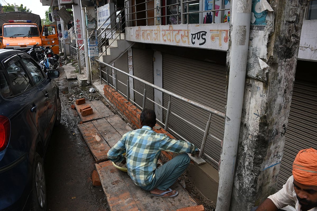 Lucknow News: घर बन गए टापू, छत पर सिमटी जिंदगी