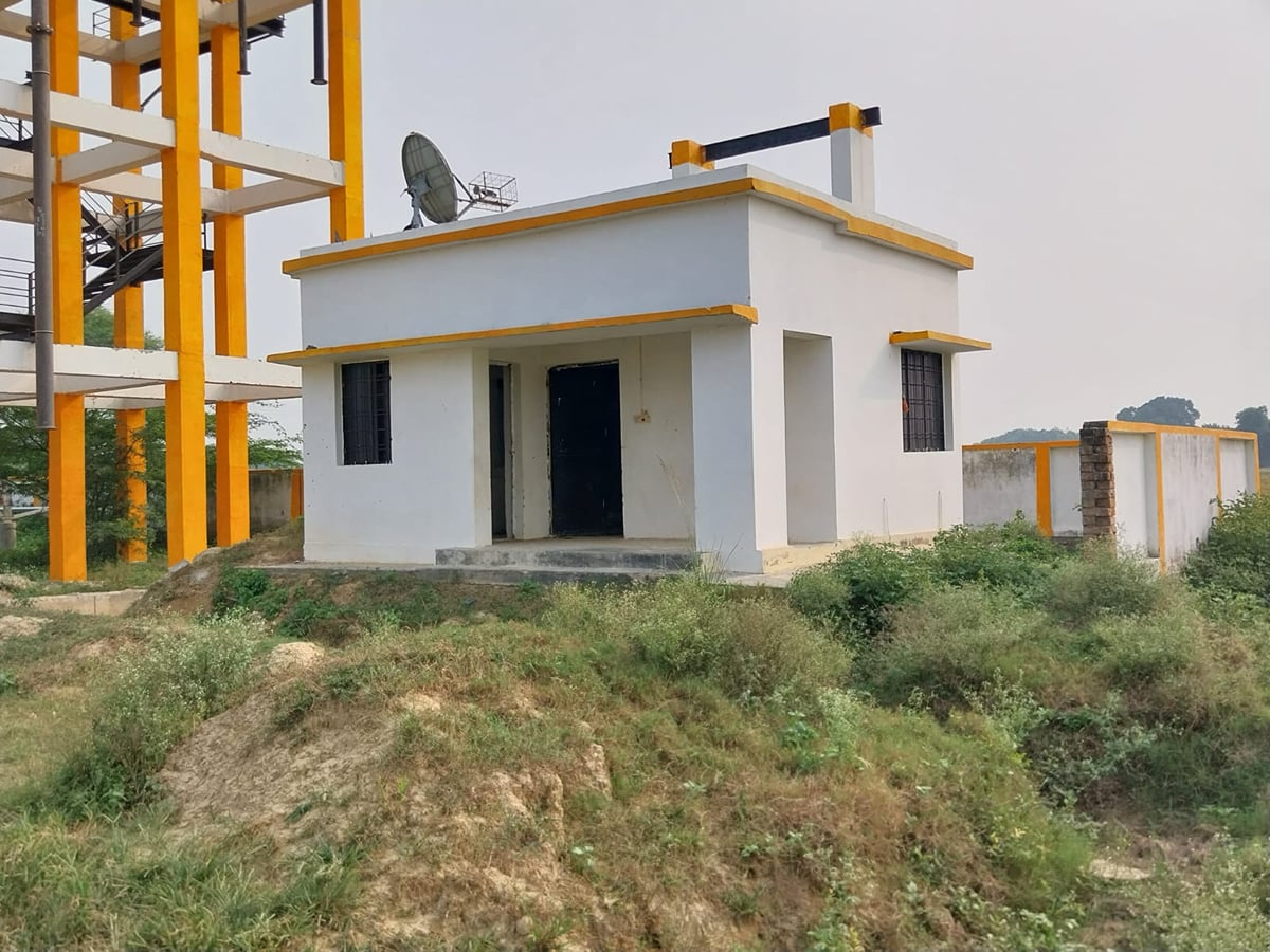 Prayagraj News: पानी पहुंचाने निकली योजना, गांवों में छोड़ गईं टूटी सड़कें